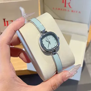 Montre-bracelet carrée élégante vert menthe pour femmes avec un design de mode sobre