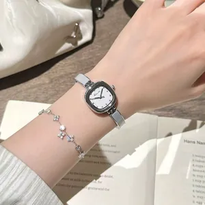 Montre bracelet carrée argentée élégante avec gourmette à fleurs pour femmes