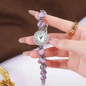 Gros plan détaillé d'une montre à quartz vintage pour femme avec pierres violettes