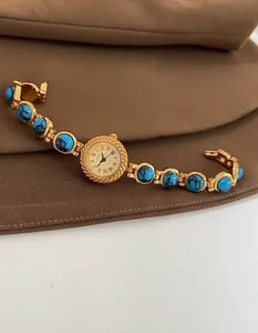 Élégante montre-bracelet vintage dorée pour femme avec détails en pierres de style turquoise