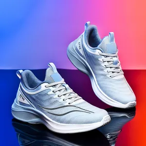 Lichtgewicht ademende lichtblauwe mesh hardloopschoenen met witte zolen voor dames heren