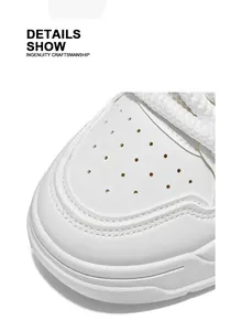 Macro-detail van de ademende geperforeerde neus op stijlvolle witte dikke sportsneakers