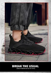 Detail van zwarte heren hardloopschoenen met unieke rode blade-zolen en mesh bovenwerk