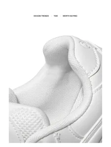 Detail van de zachte ademende mesh-voering en gewatteerde hiel van witte sneakers