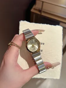 Primer plano de reloj de cuarzo GEDI para mujer con correa de acero de dos tonos