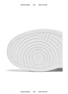 Detailopname van witte sneakerszool met antislip cirkelpatroon en schoenmaat 41
