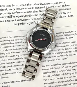 Primo piano di un orologio al quarzo da donna minimalista con cinturino in acciaio argento
