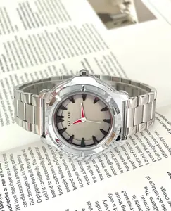 Dettaglio di un orologio al quarzo argento da donna con cinturino in acciaio e quadrante