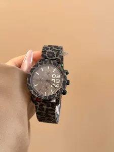 Detalle de primer plano del reloj de cuarzo GUOU con correa de diseño de leopardo