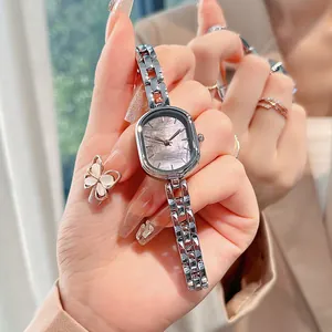 Primer plano de un elegante reloj de cuarzo ovalado para mujer con brazalete de plata