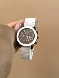 Primer plano del reloj de cuarzo GUOU con esfera grande marrón y correa de silicona blanca