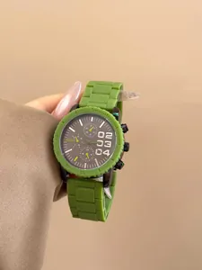 Vista dettagliata del reloj de cuarzo deportivo de moda con esfera verde y correa de silicona