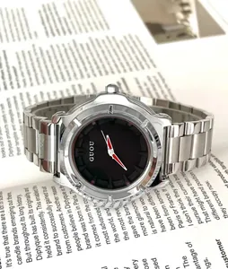 Orologio al quarzo moderno con cinturino in acciaio argento e quadrante nero con lancette rosse