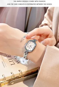Elegante reloj de pulsera de cuarzo ovalado de plata para mujer puesto en la muñeca