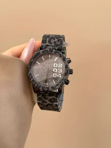 Detalle macro de un reloj de cuarzo de moda con correa y esfera con estampado de leopardo