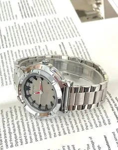 Dettaglio ravvicinato dell'orologio al quarzo GUOU con cinturino in acciaio argento puro