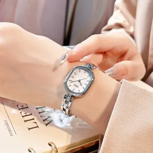 Elegante reloj de cuarzo ovalado plateado para mujer con esfera minimalista nacarada