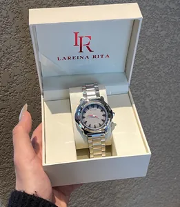 Vista dettagliata di un orologio al quarzo argento con cinturino in acciaio nel cofanetto