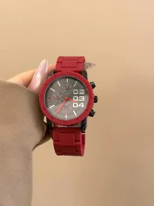 Primer plano detallado de un reloj de cuarzo rojo moderno con una esfera deportiva grande