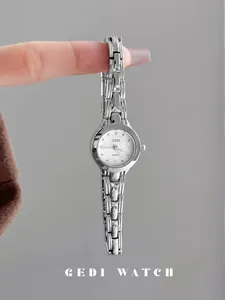 Vista detallada del reloj GEDI para mujer plateado con índices de strass