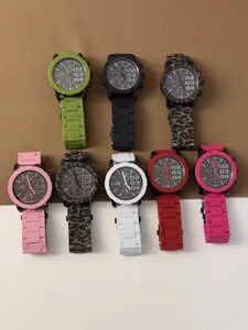 Vista detallada de relojes de cuarzo deportivos de colores con esferas grandes y correas