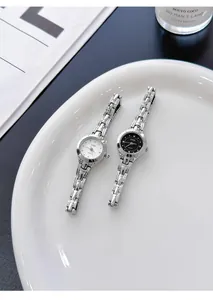 Detalle de primer plano de elegantes relojes de cuarzo para mujer con esferas bicolores