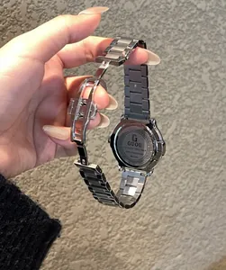 Vista del retro in acciaio inossidabile di un orologio al quarzo argento da donna