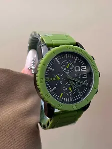 Vista detallada de un reloj de cuarzo verde dopamina con esfera grande y pantalla multifunción