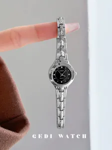 Detalle del reloj GEDI de acero plateado con esfera negra y marcadores de cristal