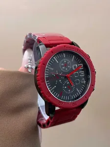 Detalle en primer plano de un reloj de cuarzo rojo con esfera grande, subesferas y correa silicona
