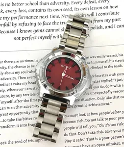 Primo piano dell'orologio al quarzo da donna GUOU con cinturino in acciaio argento e quadrante rosso.