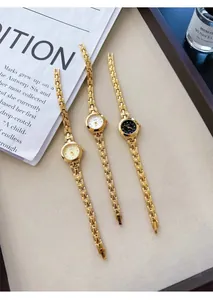 Detalle elegante que muestra tres estilos de relojes de pulsera GEDI dorados para mujer