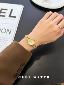 Elegante reloj de pulsera de cuarzo dorado para mujer con marcadores de pedrería.