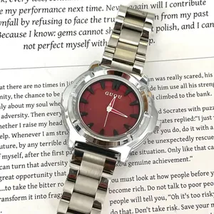 Orologio al quarzo minimalista da donna con cinturino in acciaio argento e quadrante rosso