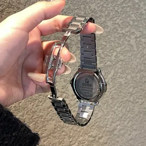 Vista dettagliata del retro della cassa dell'orologio al quarzo in acciaio argento