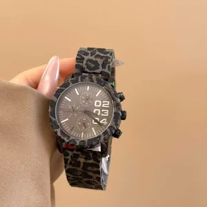 Reloj cuarzo mujer con esfera grande y correa de leopardo, estilo moda deportiva