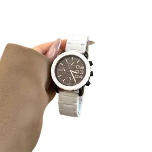 Reloj de cuarzo para mujer con esfera marrón grande y correa de silicona blanca para diario