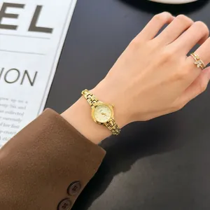 Elegante reloj de pulsera de acero dorado para mujer con esfera redonda de estilo minimalista