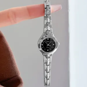 Elegante reloj de pulsera de cuarzo para mujer con correa de acero plateado y cristales