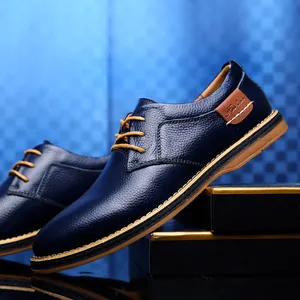 Nahaufnahme blauer Herren-Derbyschuhe aus genarbtem Leder mit handgenähten Details
