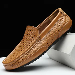 Detail eines braunen Leder-Loafers mit handgenähtem, gewebtem und gelochtem Design