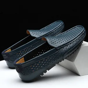 Detailansicht der atmungsaktiven blauen Herren-Loafer aus Leder mit Webmuster.
