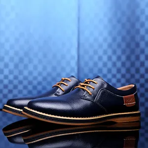 Nahaufnahme von marineblauen Business-Lederschuhen mit Handnaht und hellbraunen Schnürsenkeln