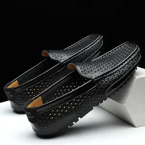 Nahaufnahme von schwarzen Leder-Loafern mit Webmuster und atmungsaktivem Design.