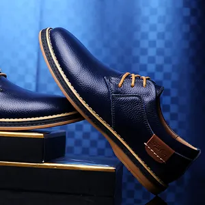 Detailansicht der marineblauen Herrenschuhe aus genarbtem Leder mit braunen Schnürsenkeln
