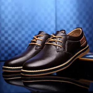 Detailansicht dunkelbraune Lederschuhe mit genarbtem Leder und gelben Schnürsenkeln