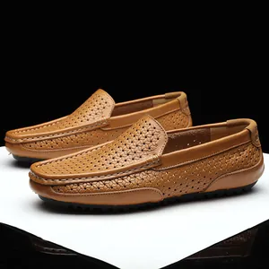 Nahaufnahme von braunen Herren-Slippern aus Leder mit handgefertigten Nähten und Lochmuster