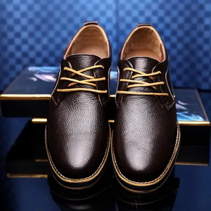Detailansicht dunkelbrauner Herren-Lederschuhe mit hellen Schnürsenkeln und Textur.