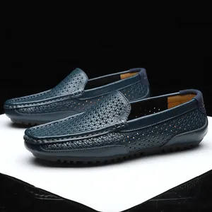 Seitenansicht dunkelblauer perforierter Leder-Loafer mit handgenähten Details