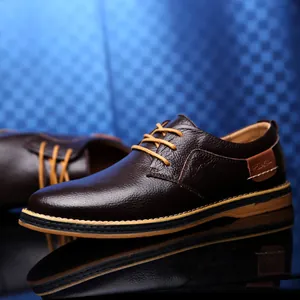 Nahaufnahme der handgenähten braunen Herren-Business-Schuhe aus genarbtem Leder